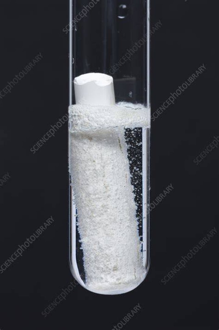 Does chalk react with hydrochloric acid?