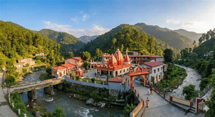 How do I get to Kainchi Dham?